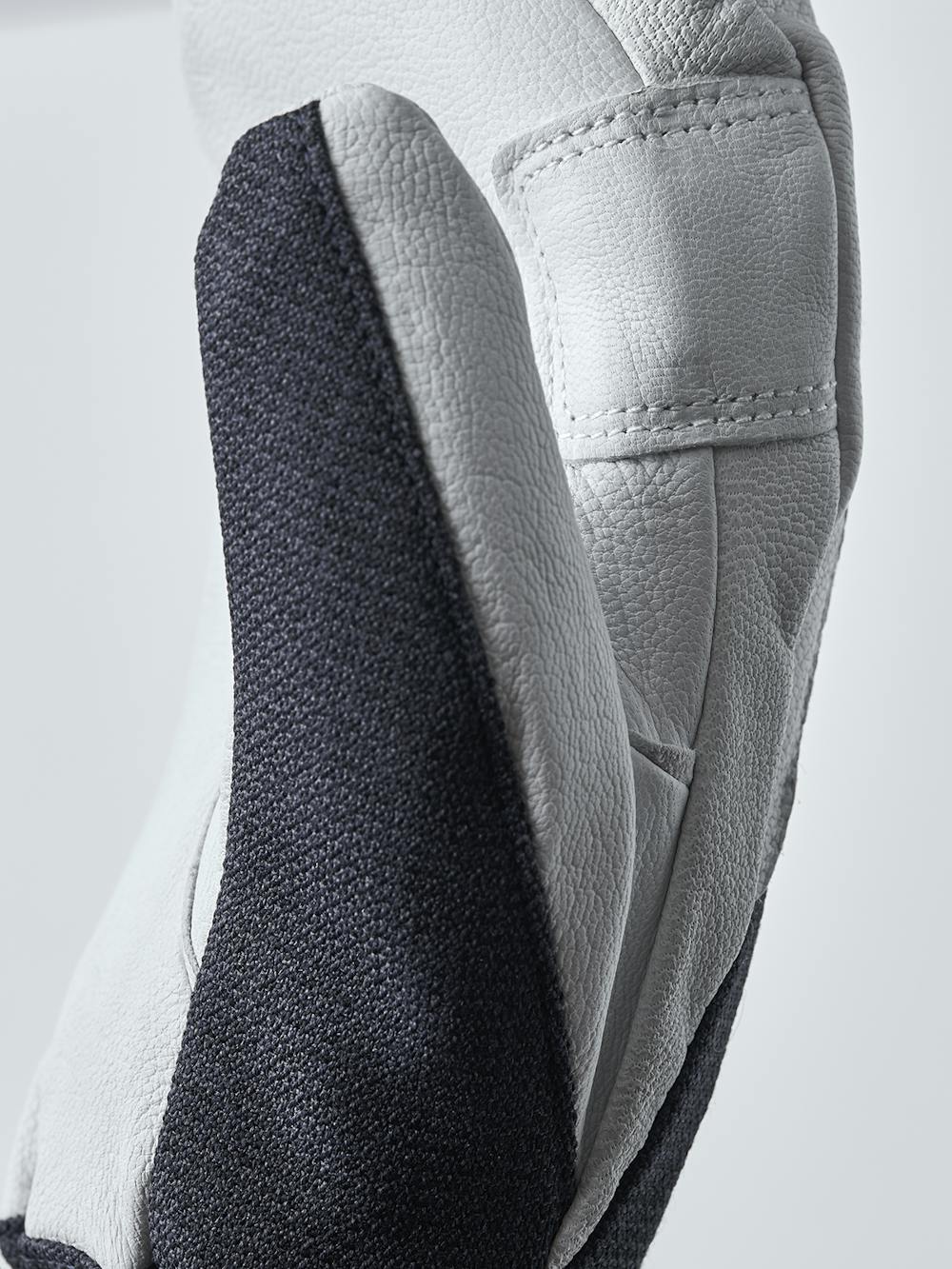 Dunkelblauer Fausthandschuh mit weißem Ziegenleder an der Innenhand
(5 oder 6)