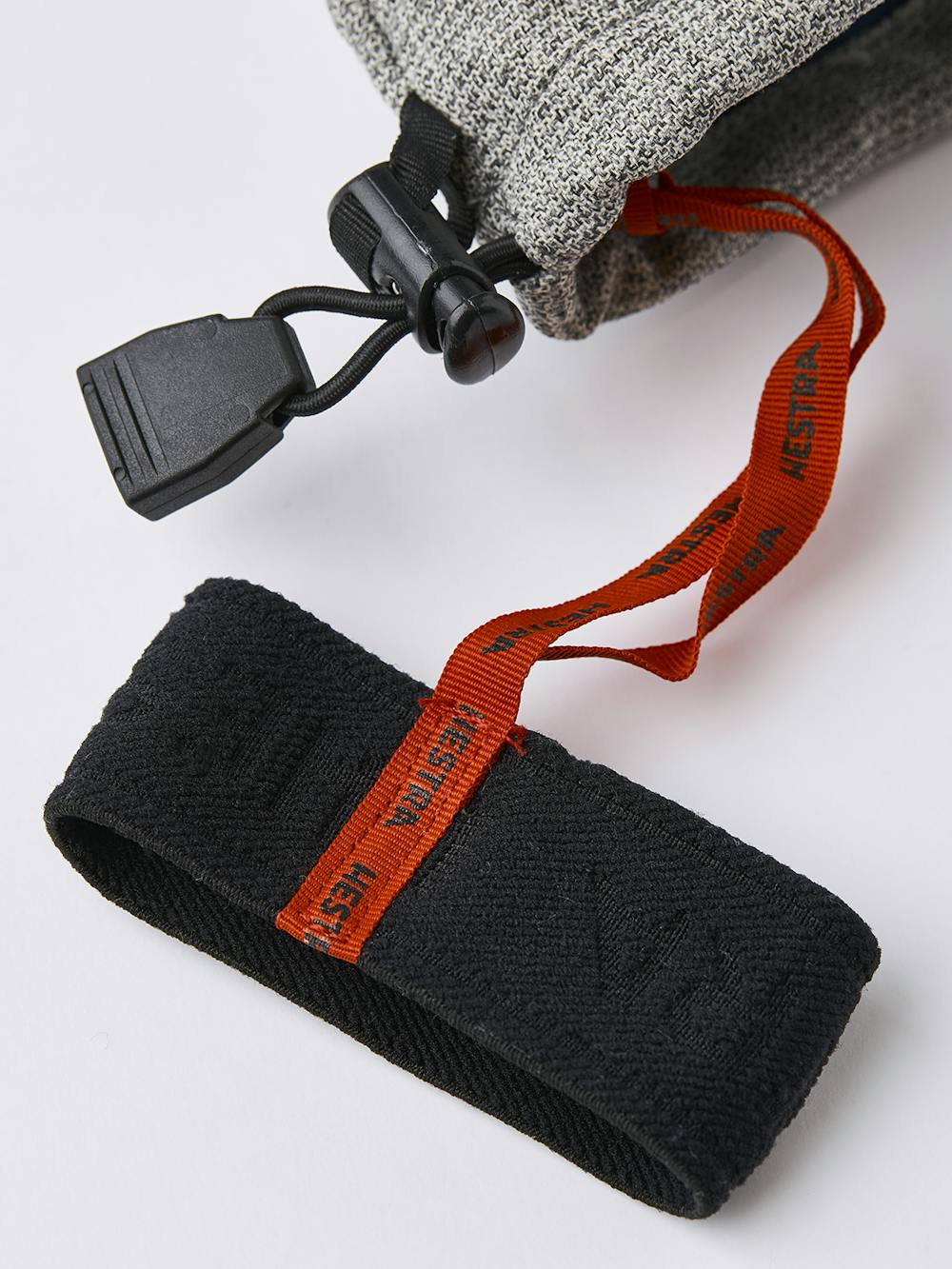 Ljusgrå tumhandske med vitt getskinn i innerhanden
(7 av 7)