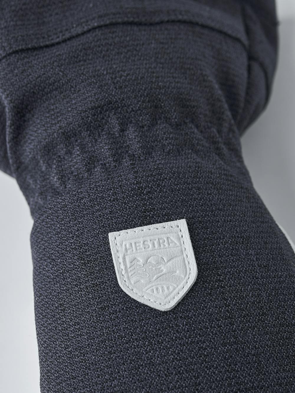 Dunkelblauer Fausthandschuh mit weißem Ziegenleder an der Innenhand
(2 oder 6)