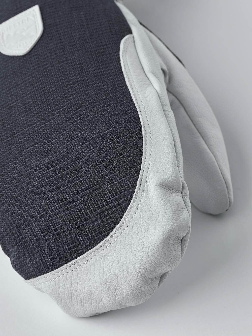 Dunkelblauer Fausthandschuh mit weißem Ziegenleder an der Innenhand
(4 oder 6)