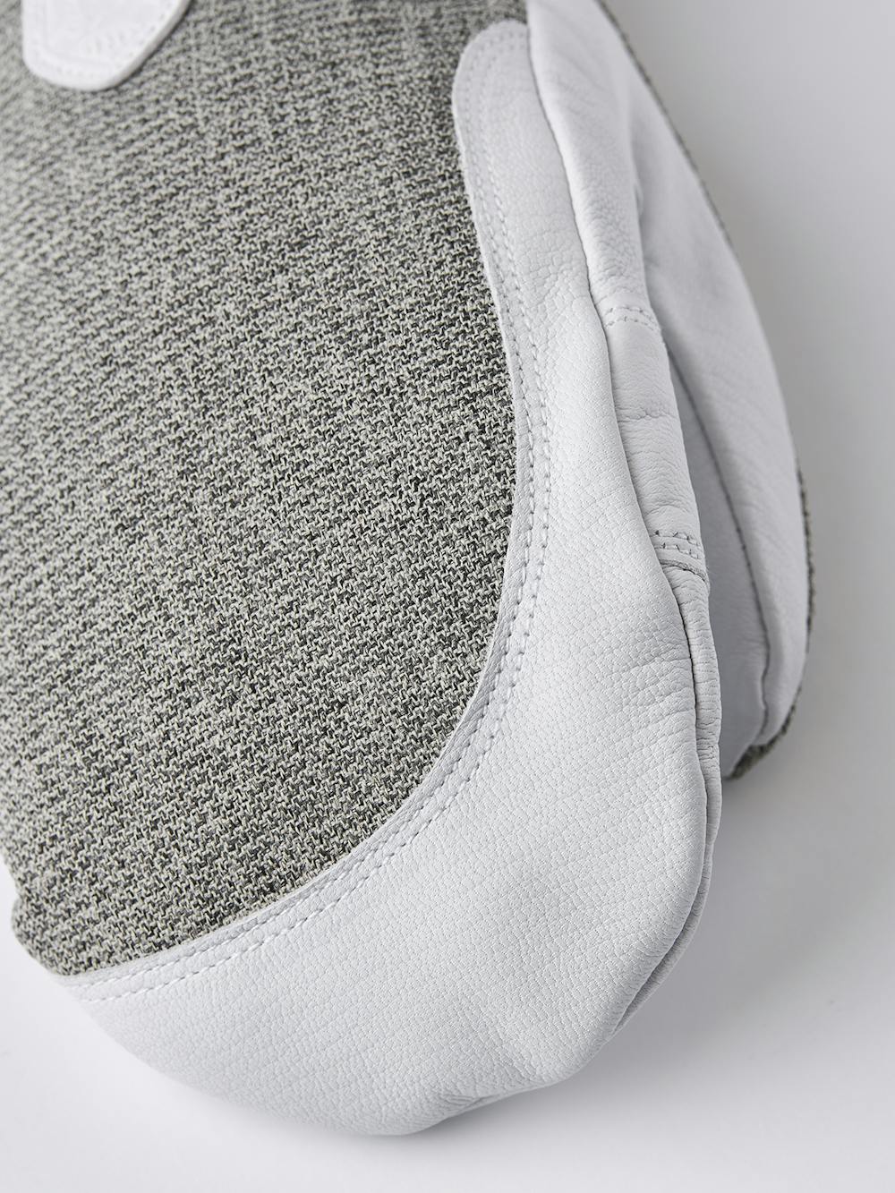 Ljusgrå tumhandske med vitt getskinn i innerhanden
(3 av 7)