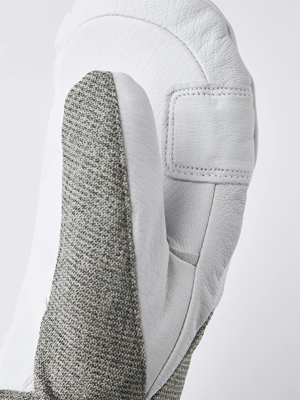 Ljusgrå tumhandske med vitt getskinn i innerhanden
 (6 av 7)