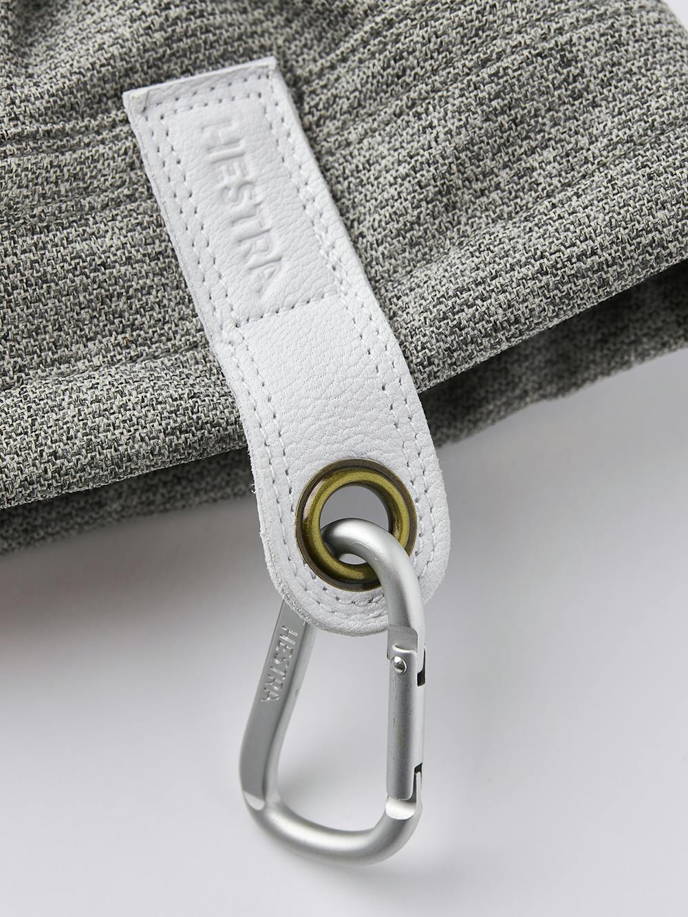 Ljusgrå tumhandske med vitt getskinn i innerhanden
 (5 av 7)