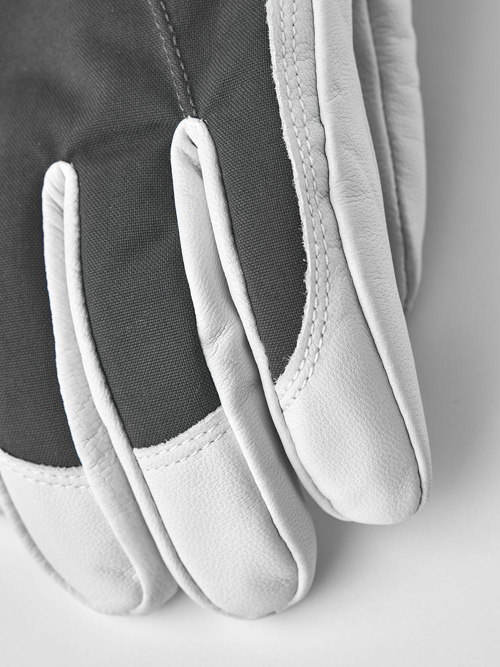 Grauer Skihandschuh mit weißem Ziegenleder an der Innenhand
(5 oder 8)