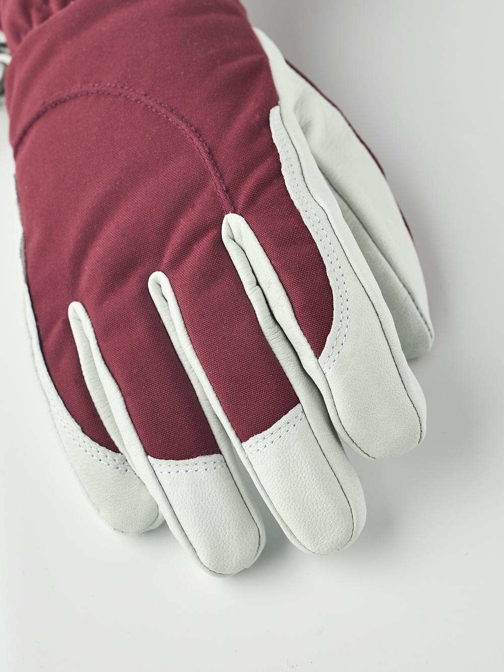 Bordeauxroter Skihandschuh mit weißem Ziegenleder an der Innenhand
(3 oder 7)