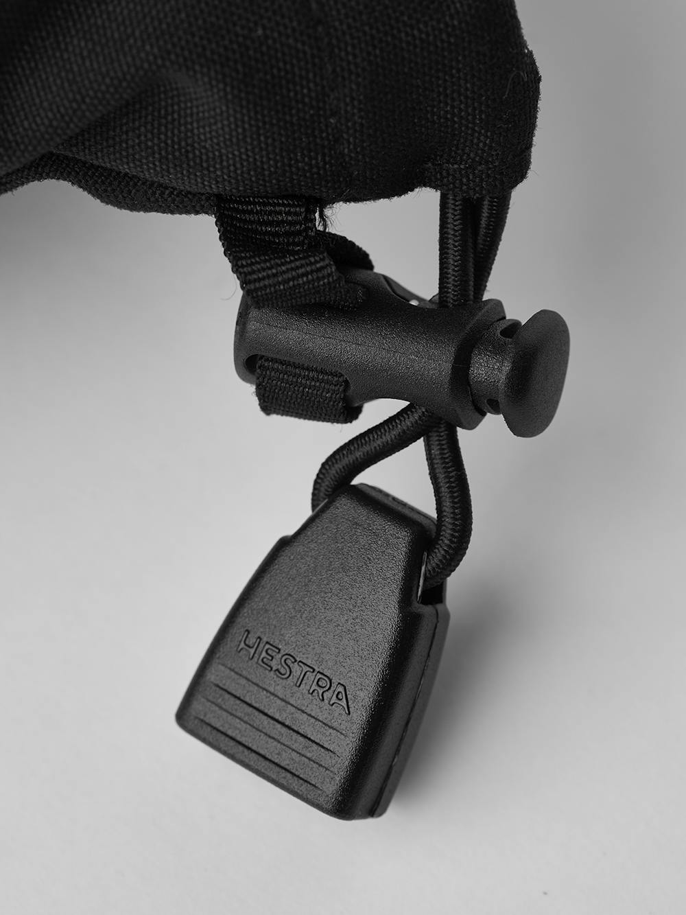 Svart skidhandske med vitt getskinn i innerhanden
 (6 av 8)