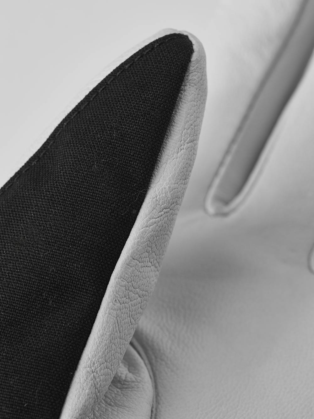 Svart skidhandske med vitt getskinn i innerhanden
(4 av 8)