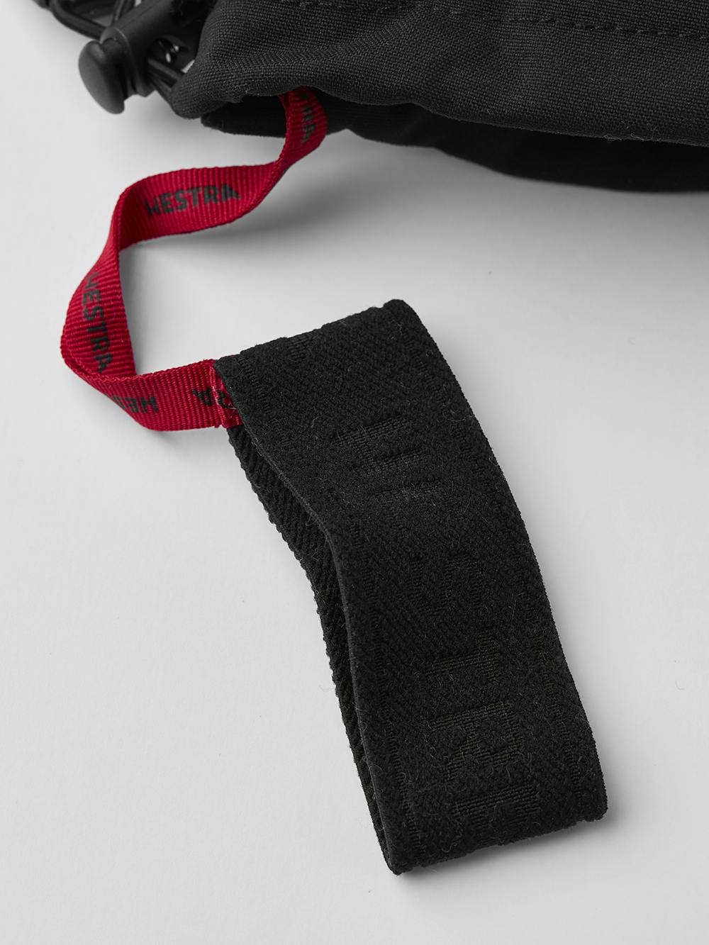 Svart skidhandske med vitt getskinn i innerhanden
(7 av 8)