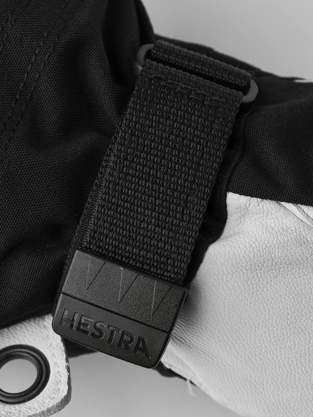 Svart skidhandske med vitt getskinn i innerhanden
(5 av 8)