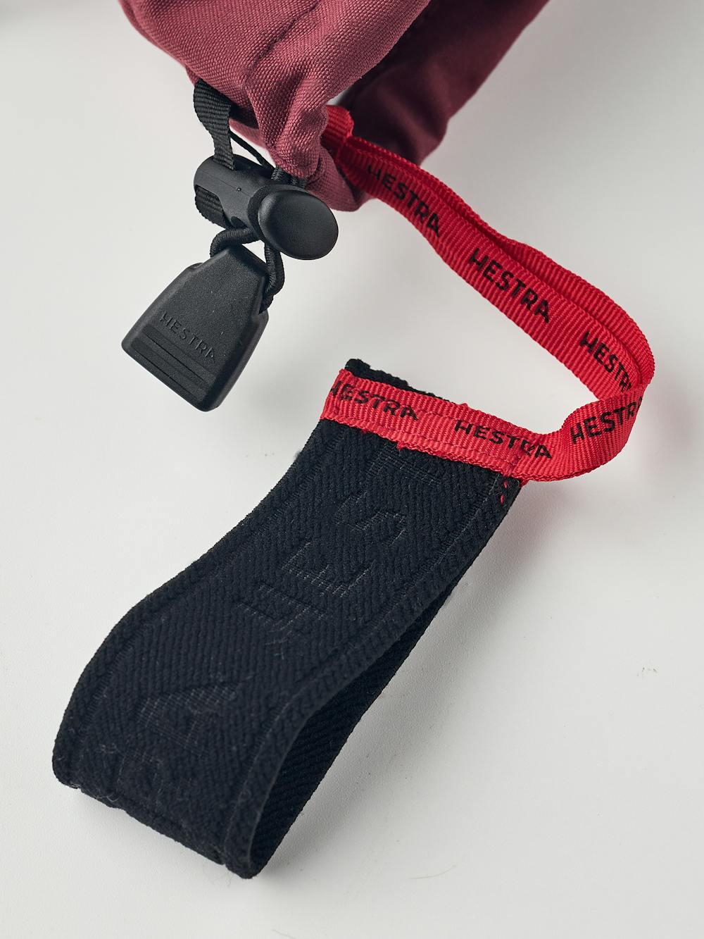 Wine red mitten with white goat leather palm
(7 of 9)