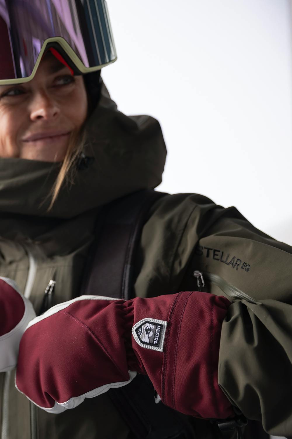 Wine red mitten with white goat leather palm
(2 of 9)