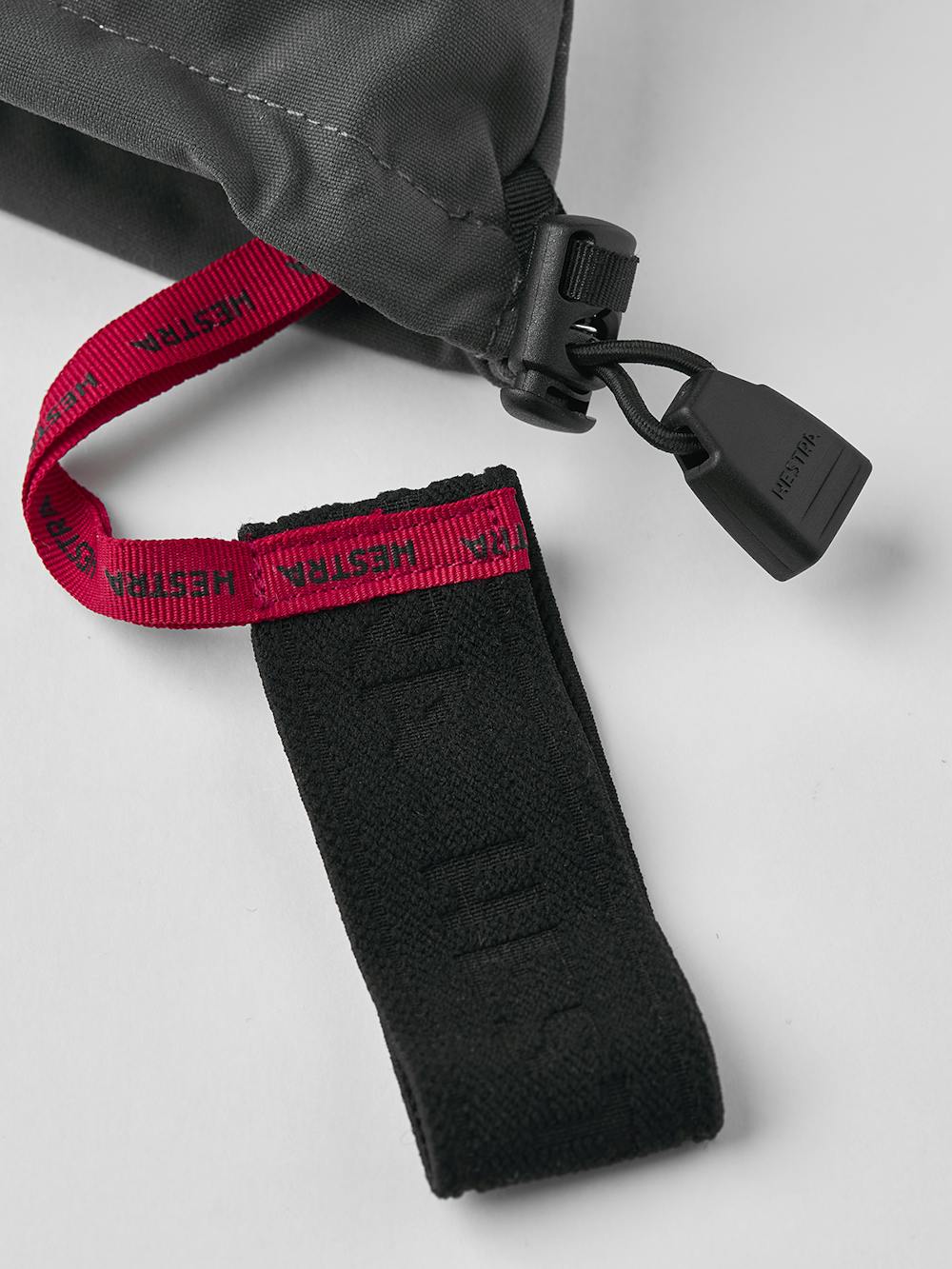 Grå tumhandske med vitt getskinn i innerhanden
(3 av 8)