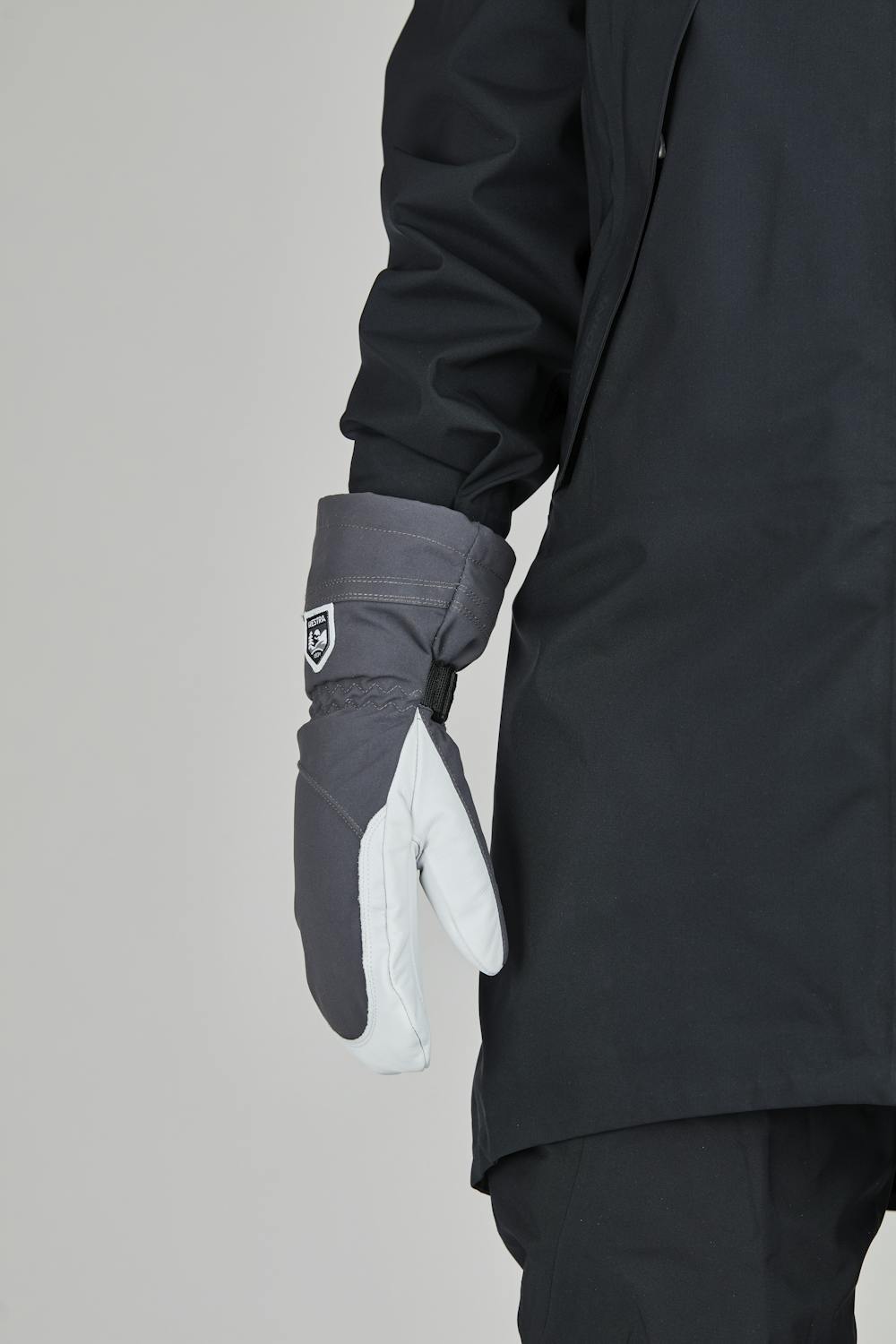 Grå tumhandske med vitt getskinn i innerhanden
(6 av 8)