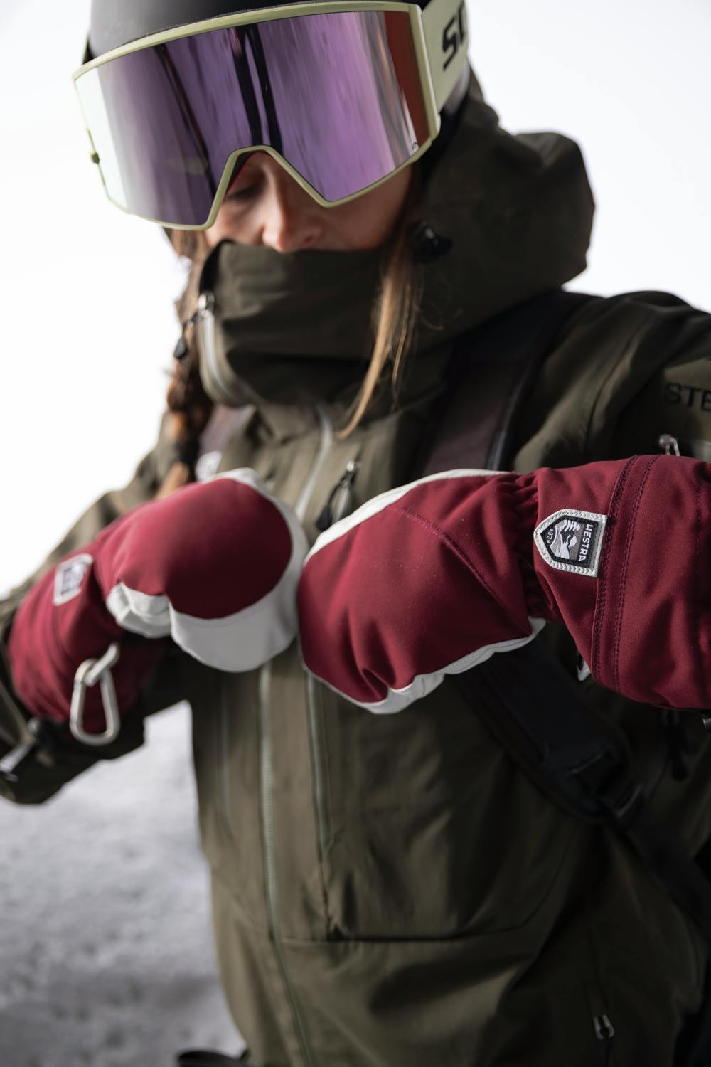 Wine red mitten with white goat leather palm
(8 of 9)
