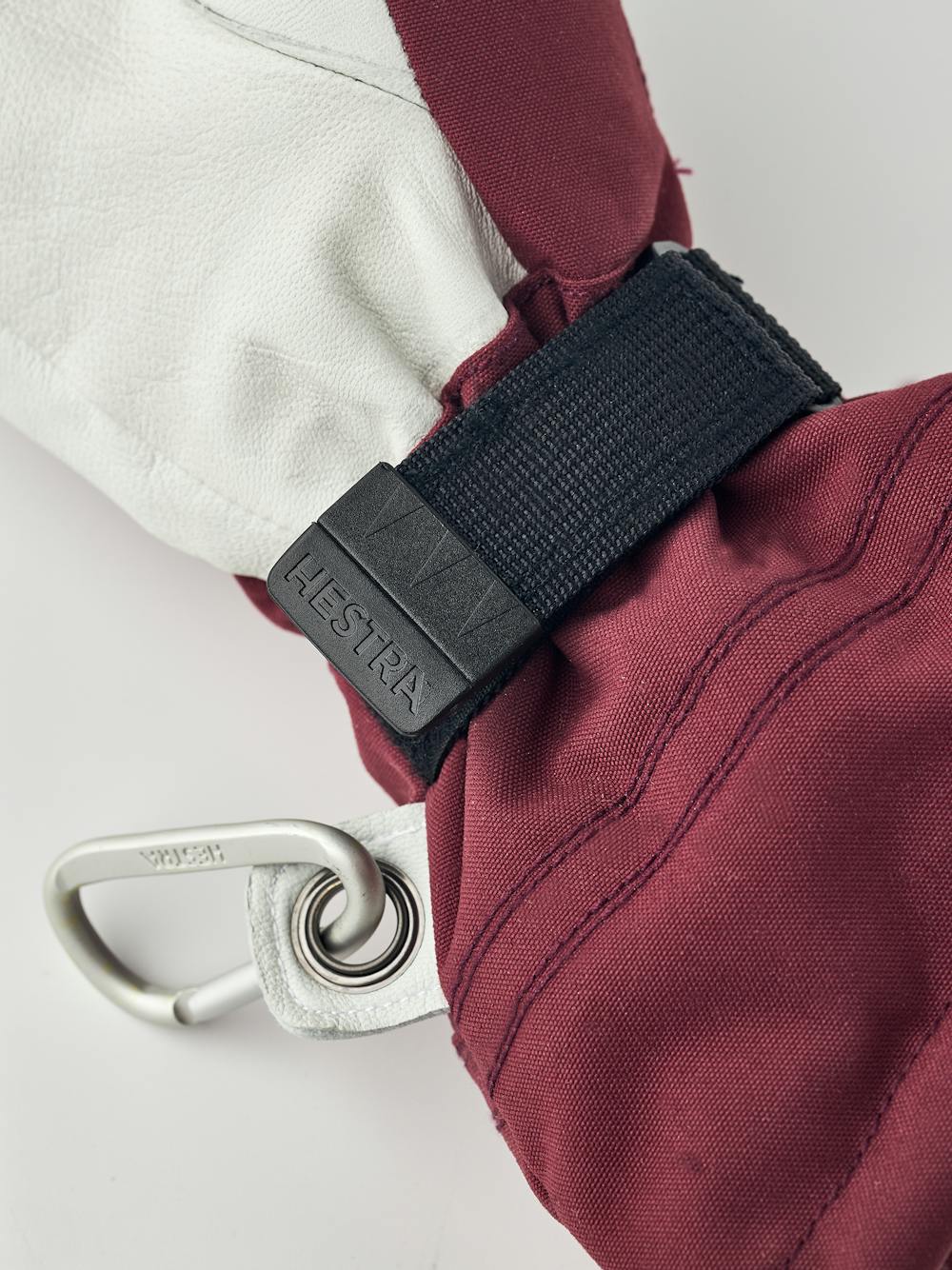 Wine red mitten with white goat leather palm
(6 of 9)