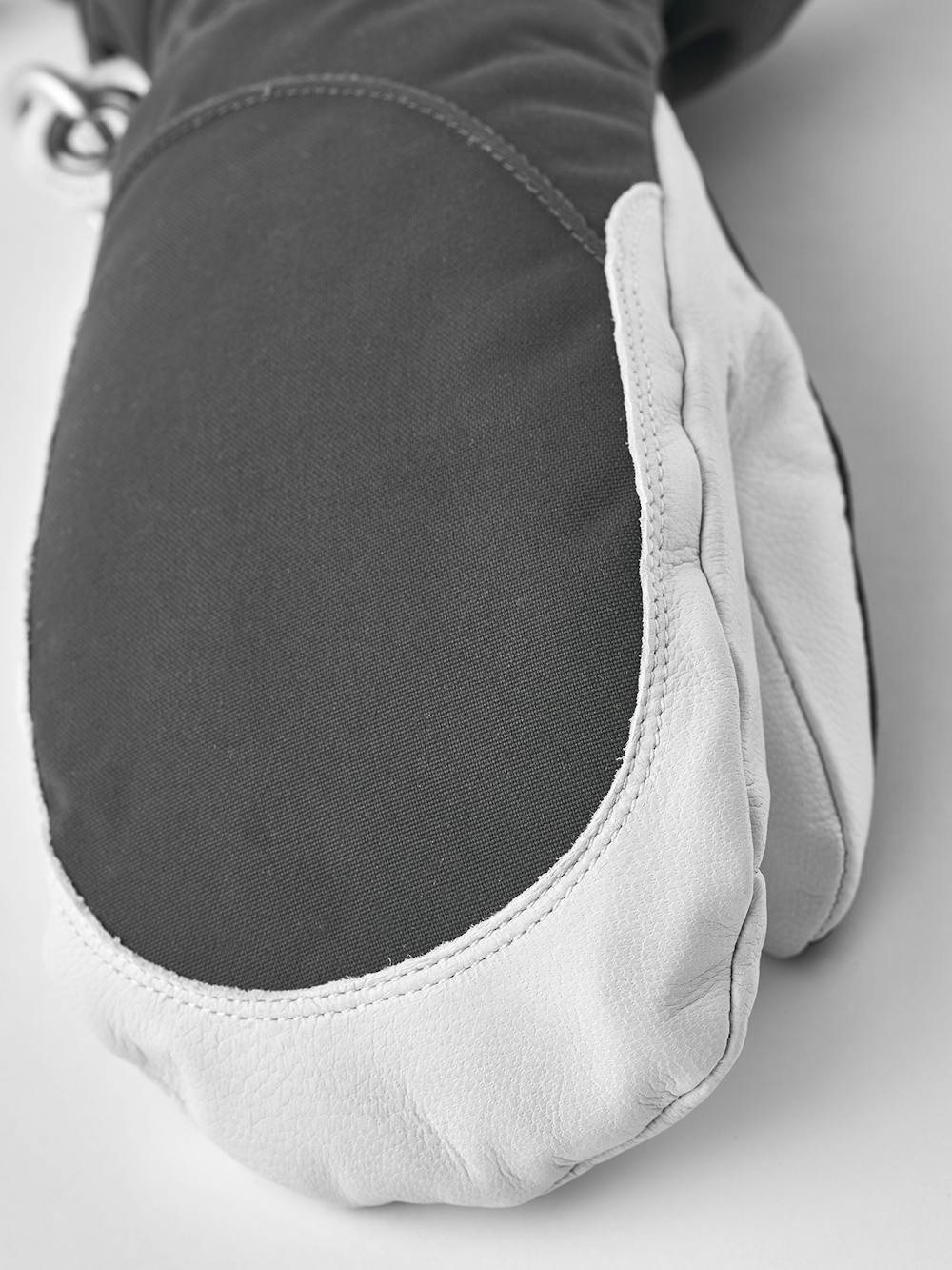 Grå tumhandske med vitt getskinn i innerhanden
(4 av 8)