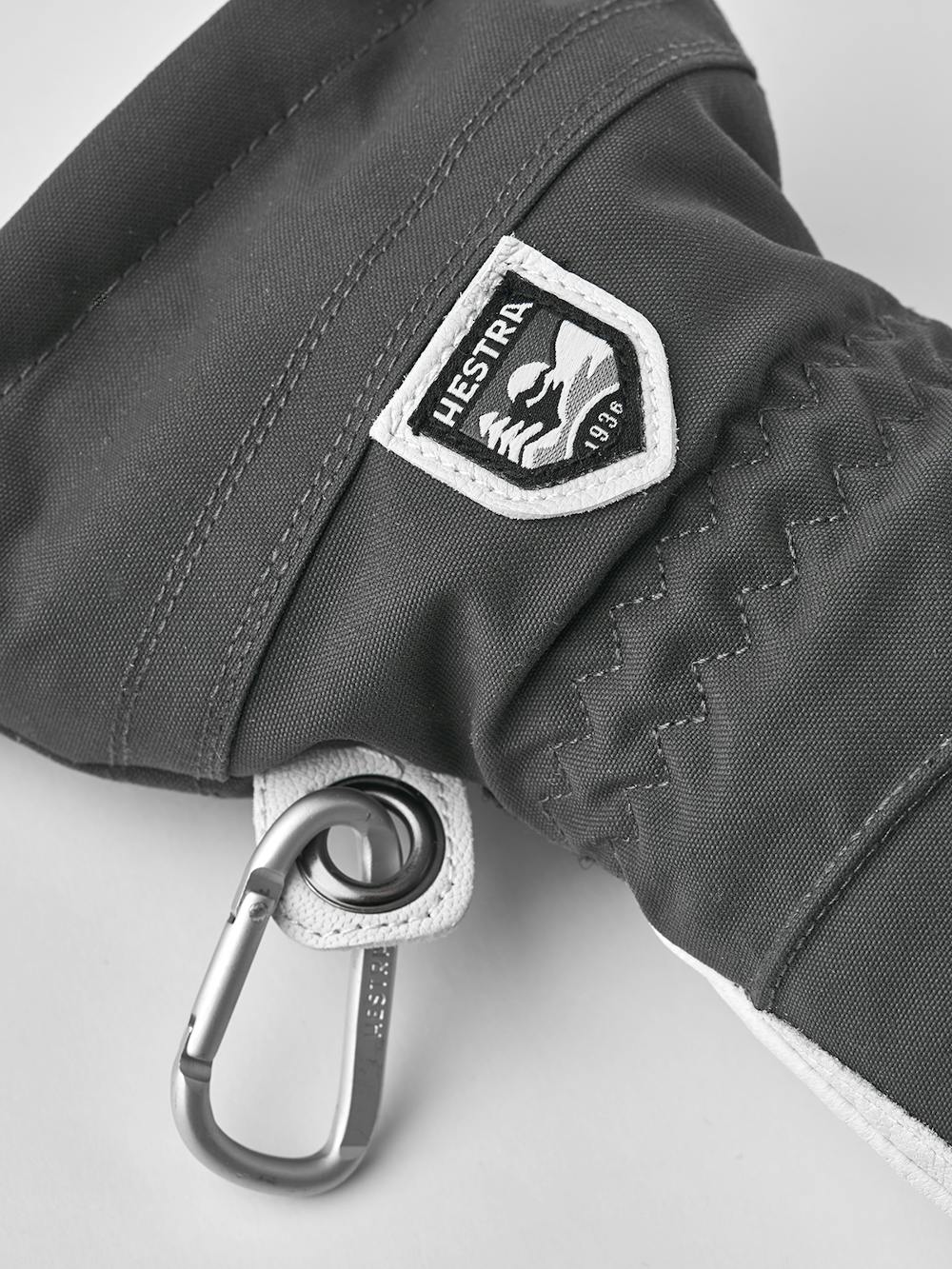 Grå tumhandske med vitt getskinn i innerhanden
(2 av 8)