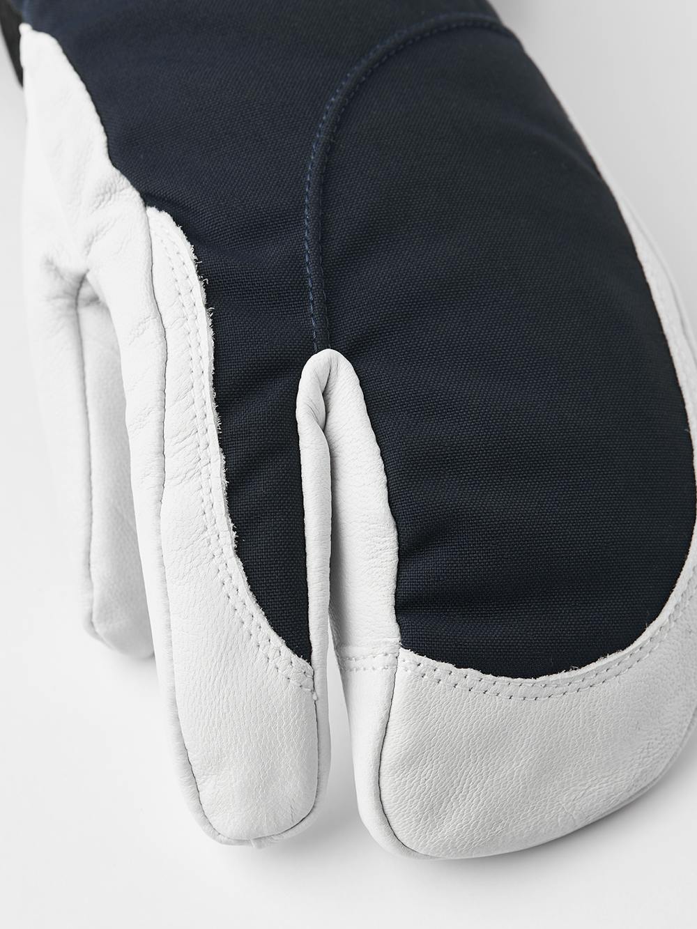 Dunkelblauer Dreifingerhandschuh mit weißem Ziegenleder an der Innenhand
 (4 oder 7)