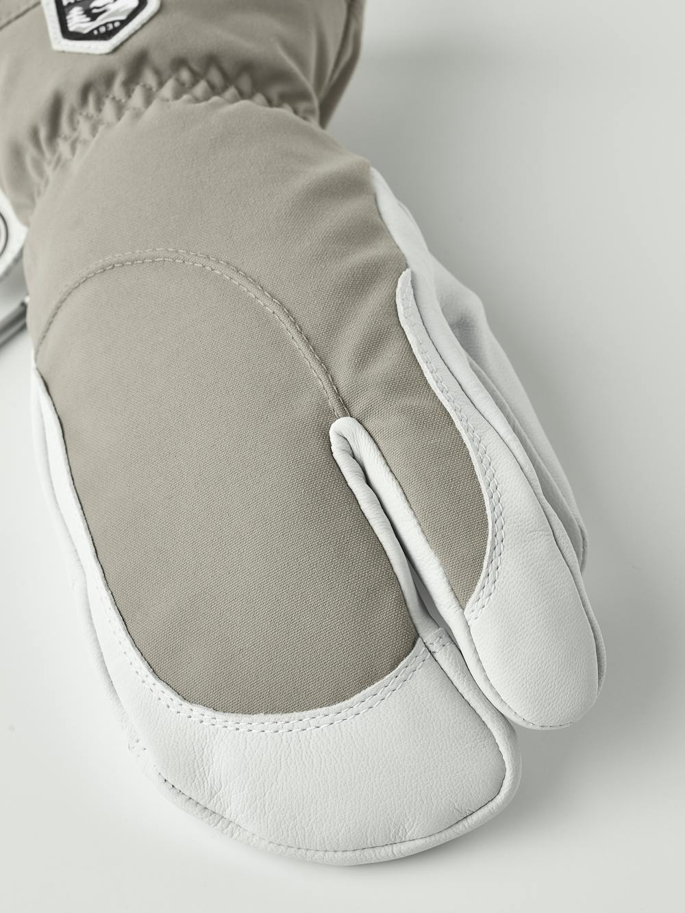 Heli Ski Female 3-finger in the color Khaki/offwhite (4 of 6)