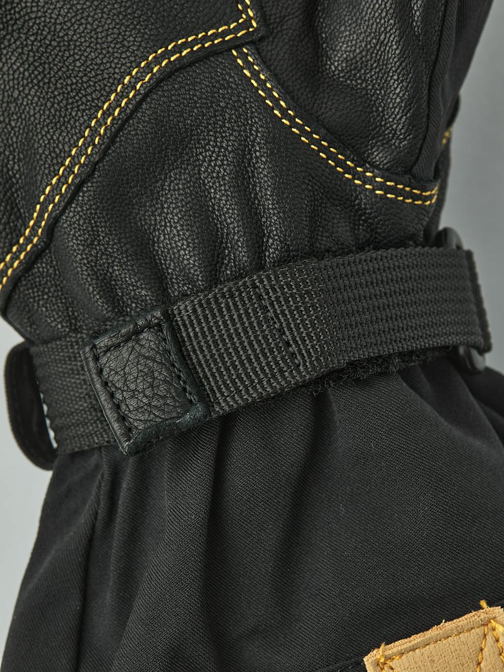 Schwarzer Skihandschuh mit Verstärkungen aus hellbraunem synthetischem Wildleder
(4 oder 8)