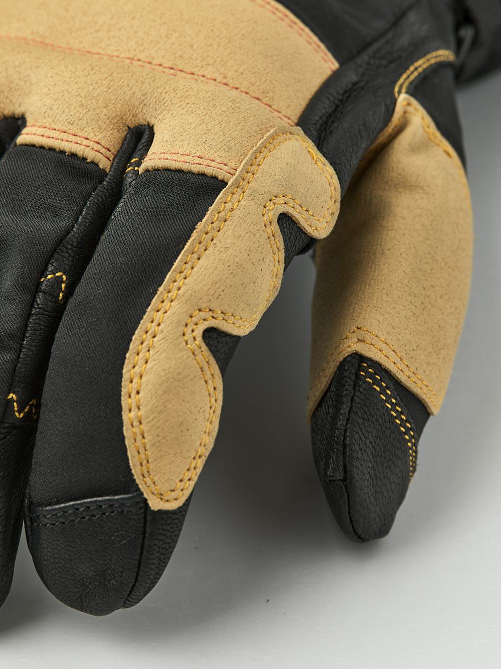 Schwarzer Skihandschuh mit Verstärkungen aus hellbraunem synthetischem Wildleder
 (5 oder 8)