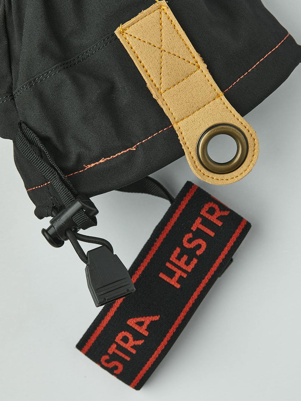 Schwarzer Skihandschuh mit Verstärkungen aus hellbraunem synthetischem Wildleder
(3 oder 8)