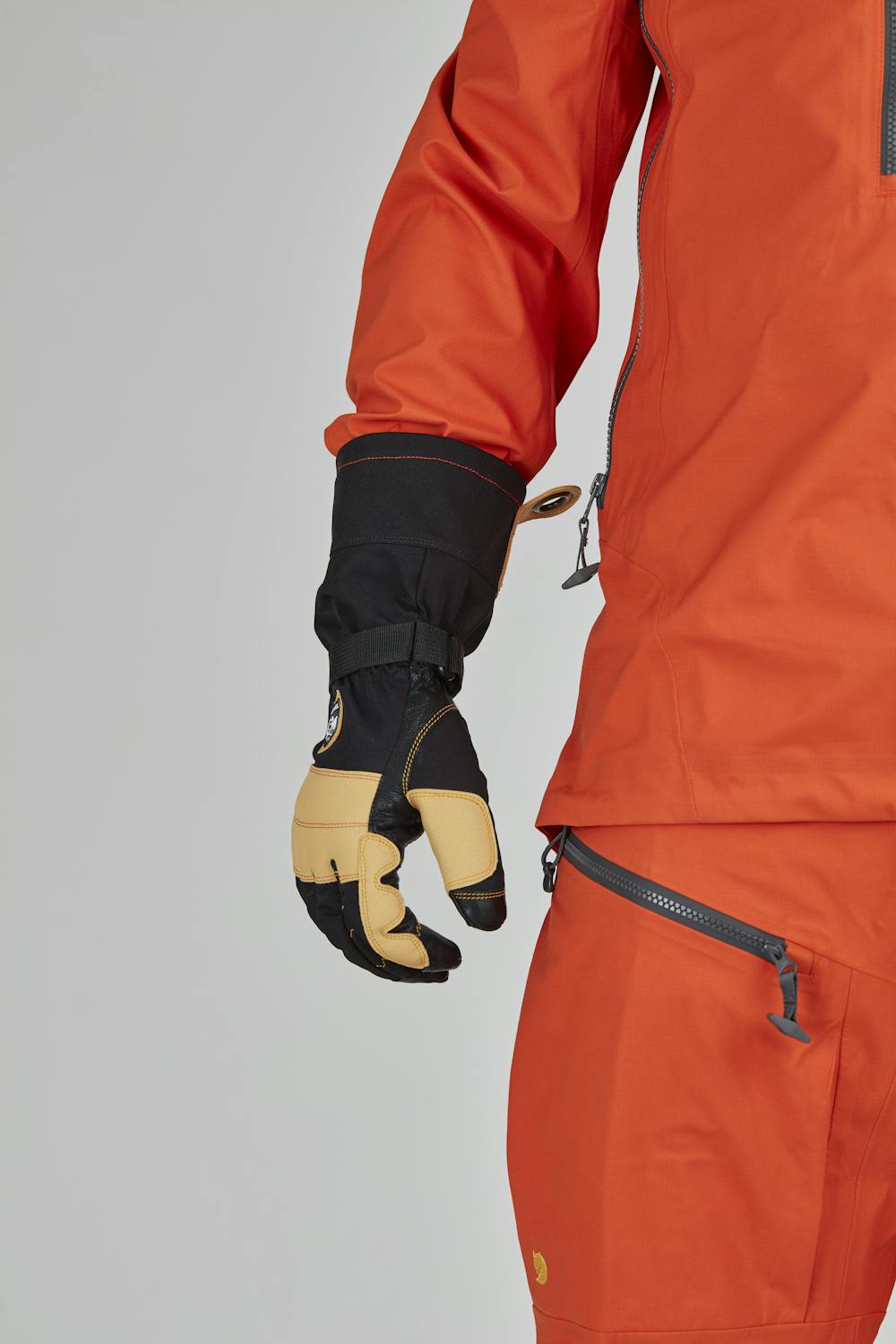 Schwarzer Skihandschuh mit Verstärkungen aus hellbraunem synthetischem Wildleder
(7 oder 8)