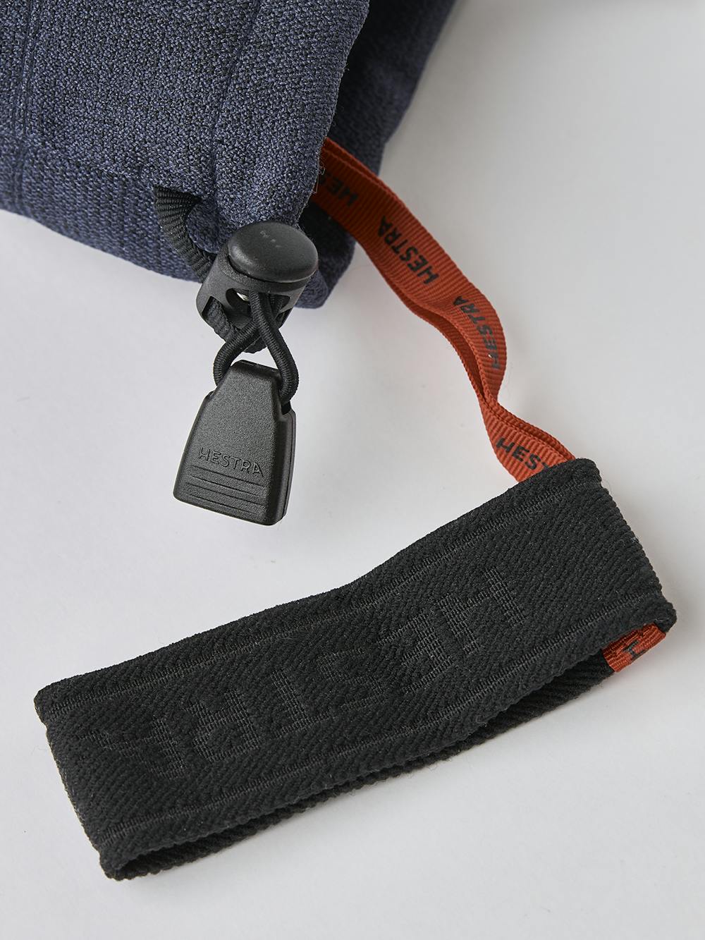 Mörkblå tumhandske med vitt getskinn i innerhanden
(5 av 6)