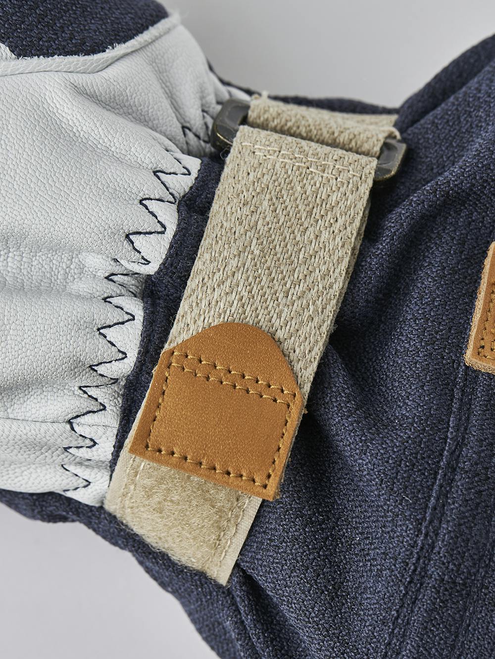 Mörkblå tumhandske med vitt getskinn i innerhanden
(4 av 6)