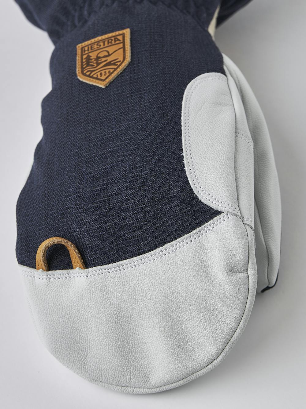 Mörkblå tumhandske med vitt getskinn i innerhanden
 (2 av 6)