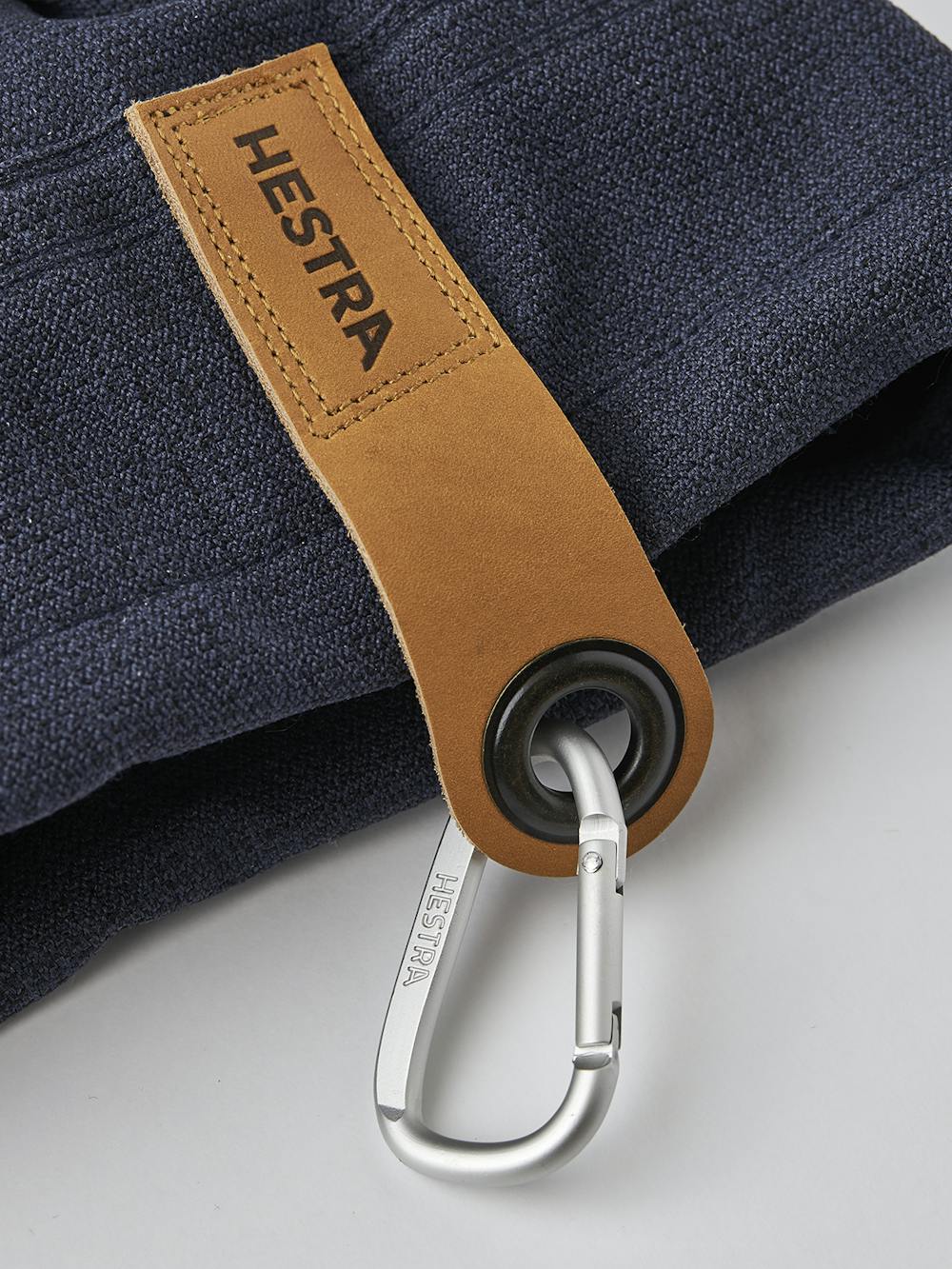 Mörkblå tumhandske med vitt getskinn i innerhanden
(6 av 6)