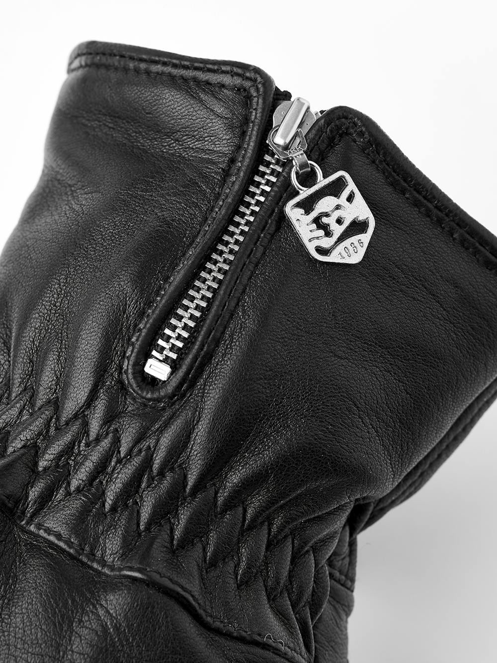 Leather Swisswool Classic Mitt in the color Black (2 of 4)