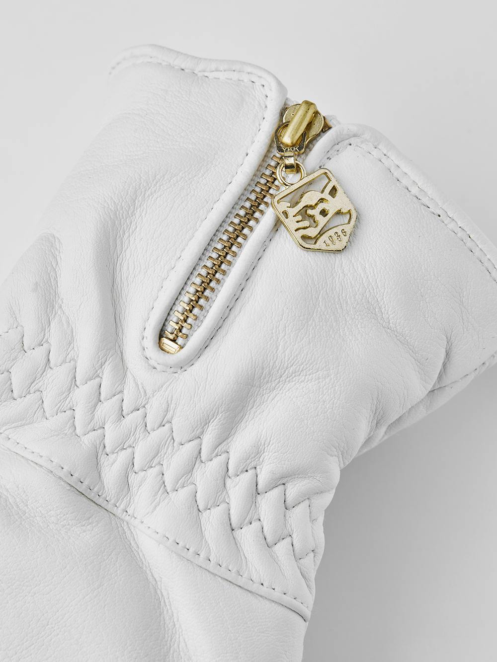 Leather Swisswool Classic Mitt in the color White (2 of 4)