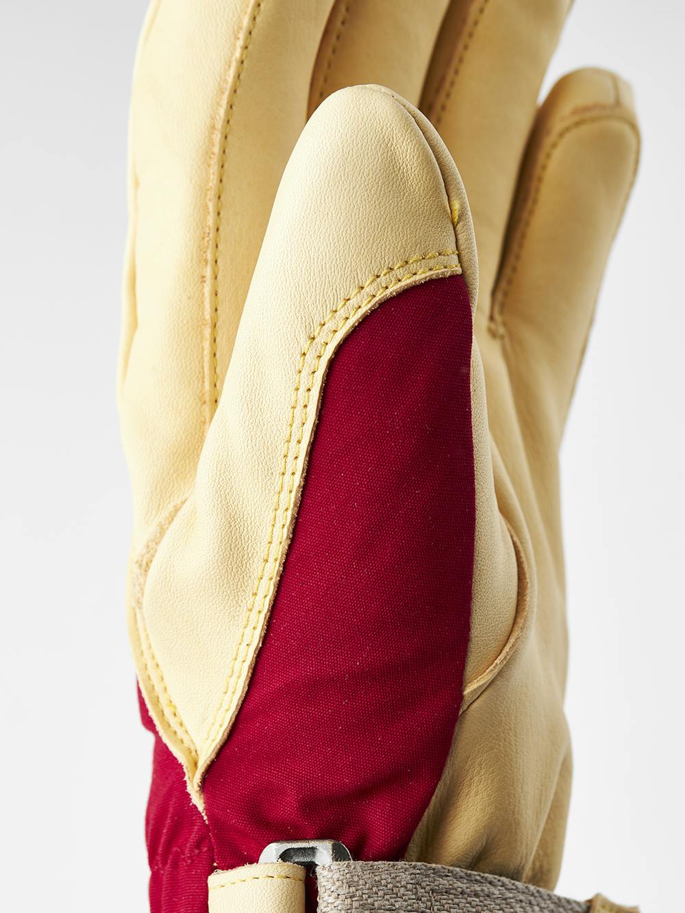 Roter Skihandschuh mit gelbem Rindsleder an der Innenhand
(8 oder 8)