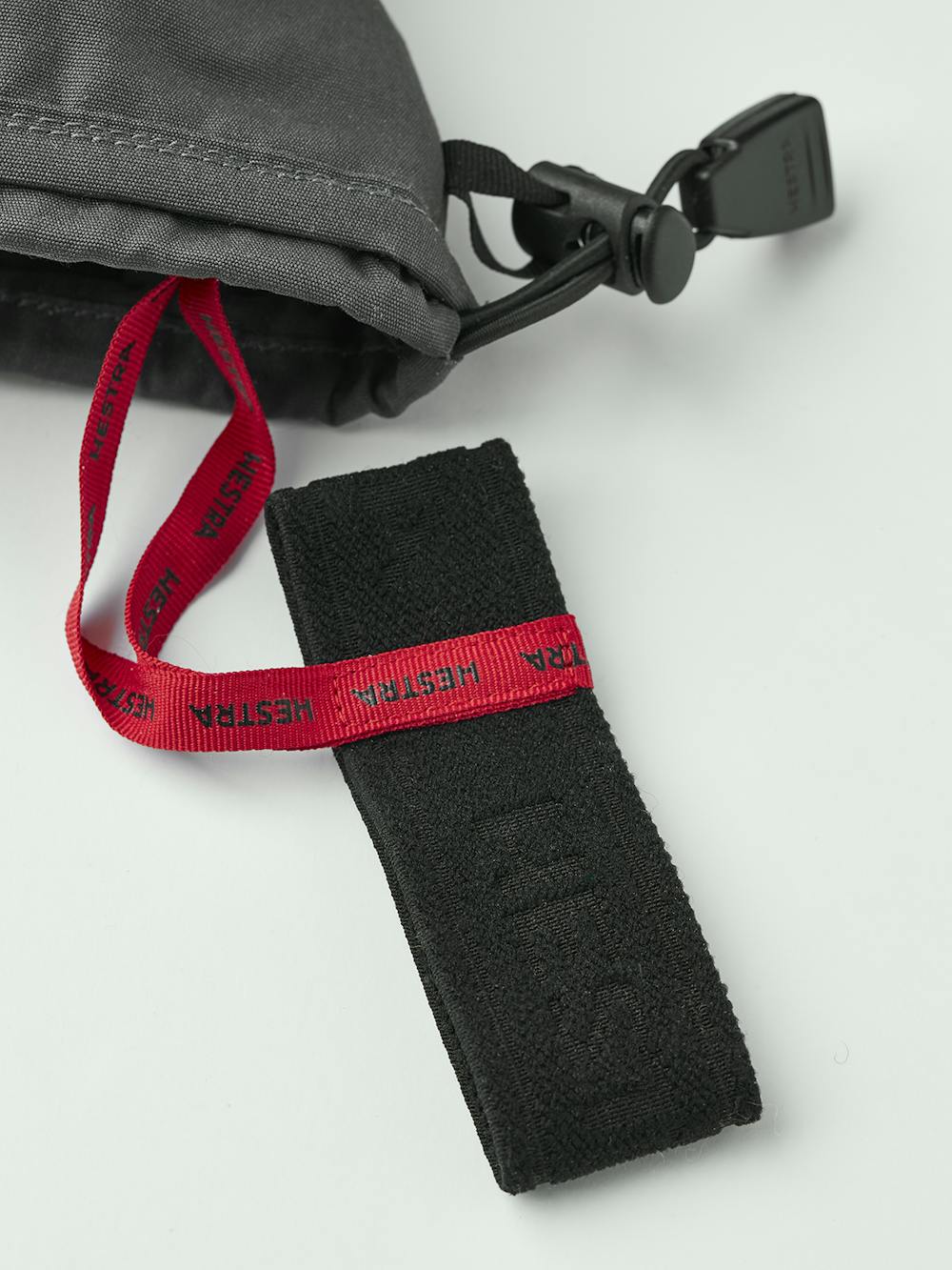 Grå skidhandske med gul nötnappa i innerhanden
 (8 av 8)