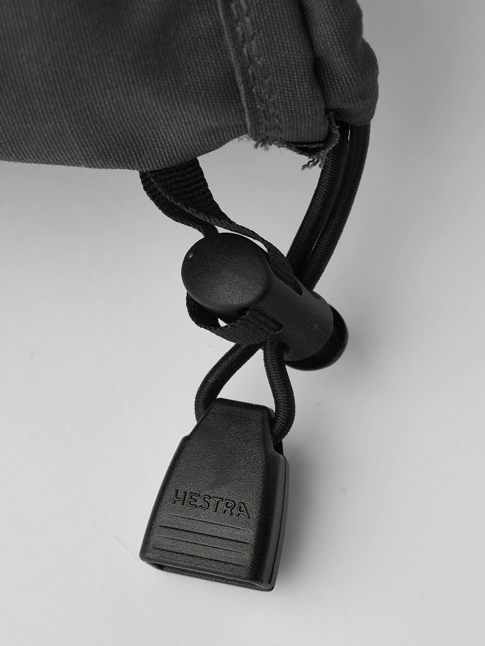 Grå skidhandske med gul nötnappa i innerhanden
(4 av 8)