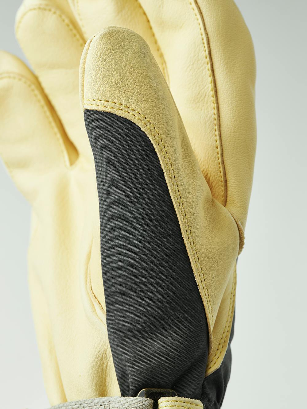 Grå skidhandske med gul nötnappa i innerhanden
 (7 av 8)