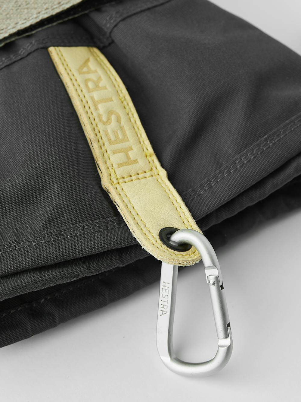 Grå skidhandske med gul nötnappa i innerhanden
 (2 av 8)