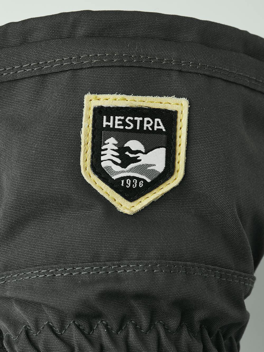 Grå skidhandske med gul nötnappa i innerhanden
 (5 av 8)