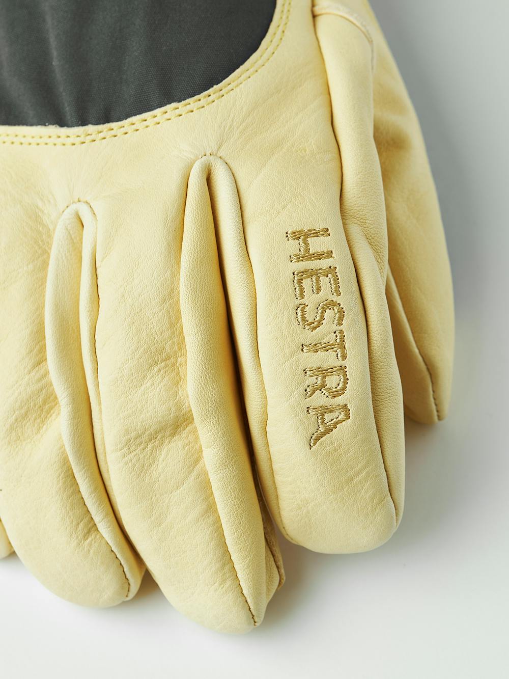 Grå skidhandske med gul nötnappa i innerhanden
 (6 av 8)