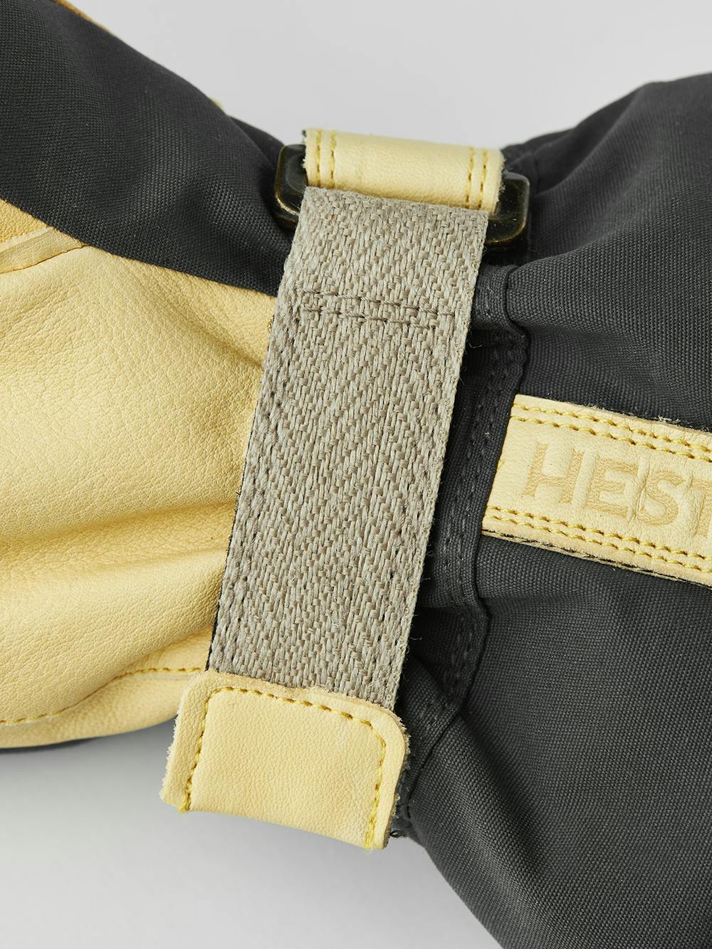 Grå skidhandske med gul nötnappa i innerhanden
(3 av 8)