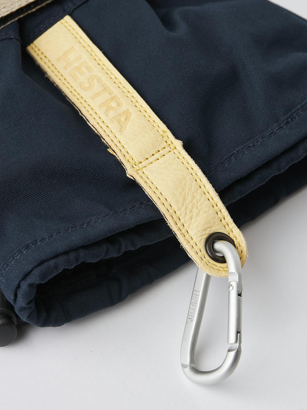 Blauer Fausthandschuh mit gelbem Rindsleder an der Innenhand
(2 oder 8)