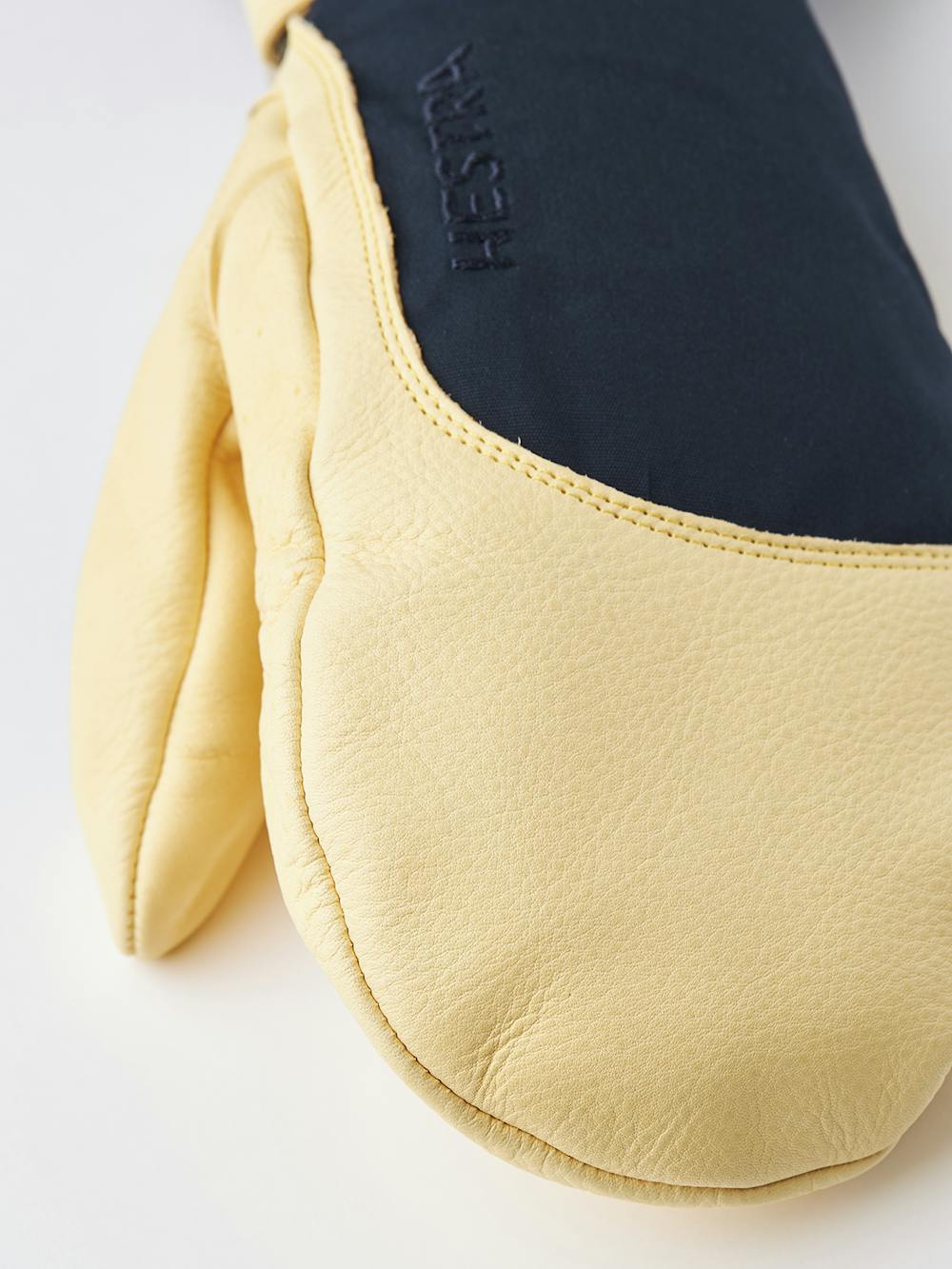 Blauer Fausthandschuh mit gelbem Rindsleder an der Innenhand
(7 oder 8)