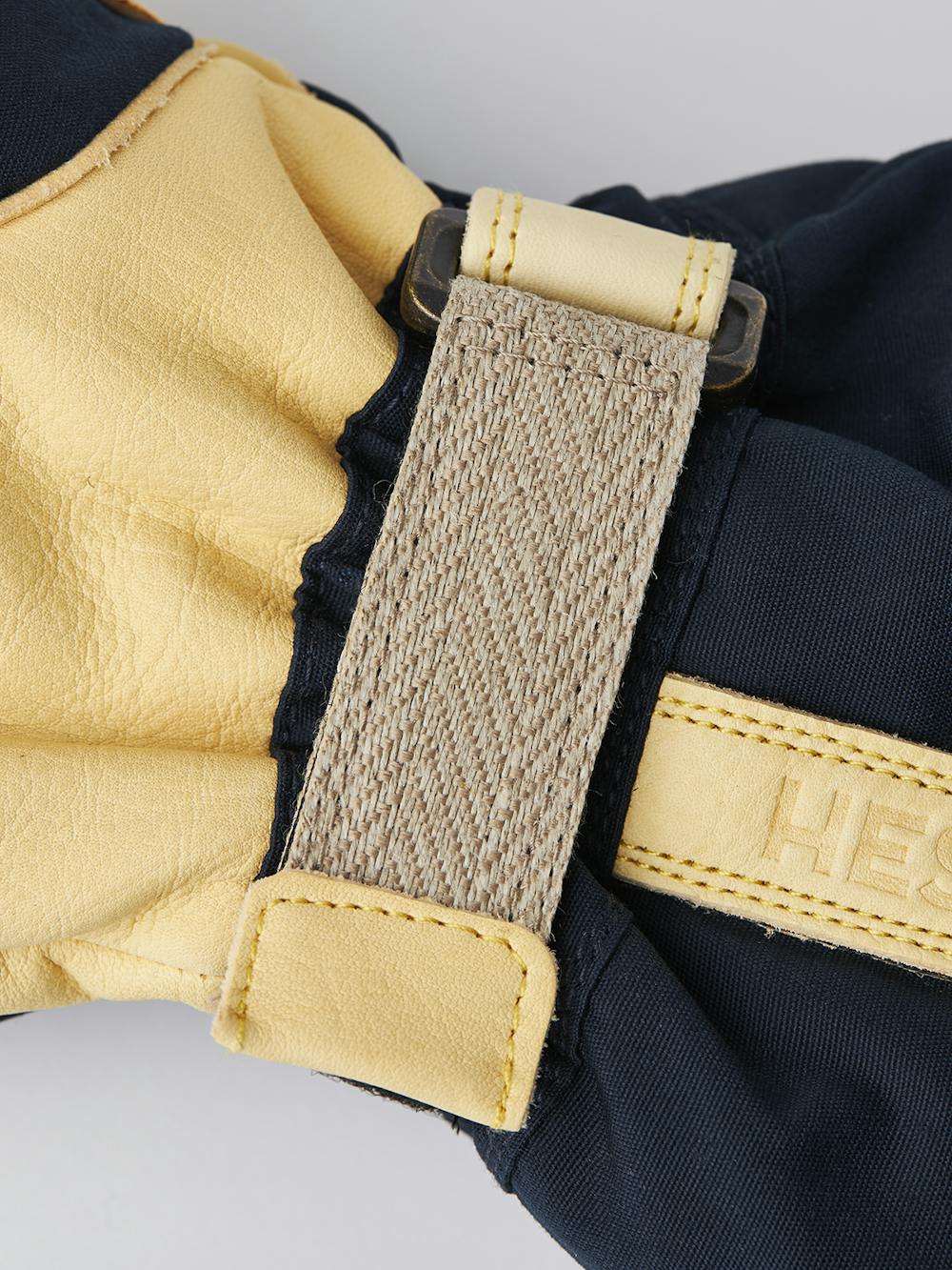 Blauer Fausthandschuh mit gelbem Rindsleder an der Innenhand
(3 oder 8)