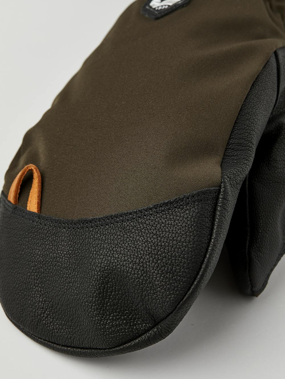 Dunkelgrüner Fausthandschuh mit schwarzem Ziegenleder an der Innenhand
 (6 oder 8)