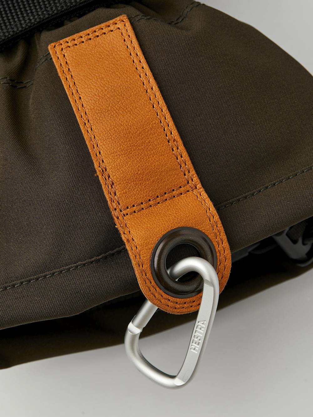 Dunkelgrüner Fausthandschuh mit schwarzem Ziegenleder an der Innenhand
 (3 oder 8)