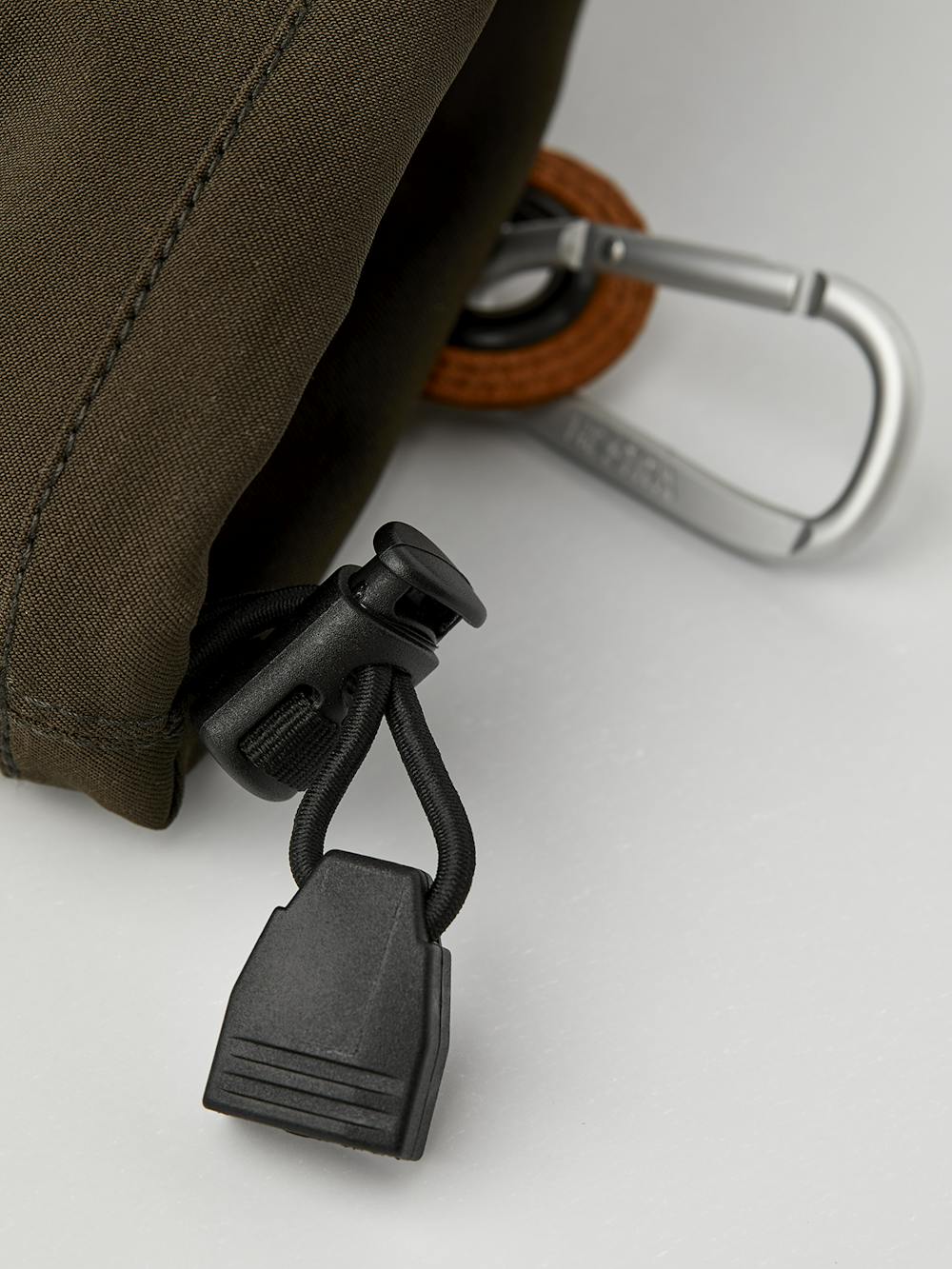 Dunkelgrüner Fausthandschuh mit schwarzem Ziegenleder an der Innenhand
(4 oder 8)