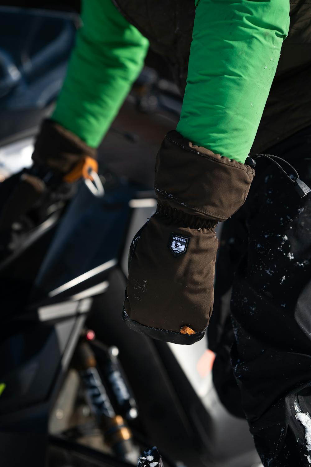 Dunkelgrüner Fausthandschuh mit schwarzem Ziegenleder an der Innenhand
(8 oder 8)