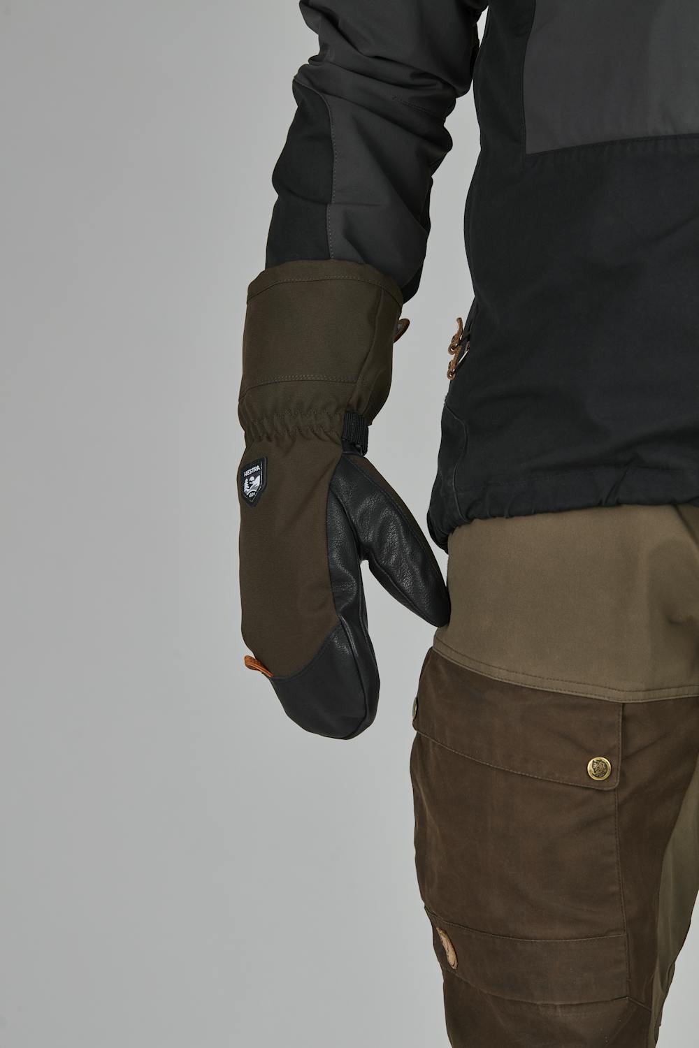 Dunkelgrüner Fausthandschuh mit schwarzem Ziegenleder an der Innenhand
 (7 oder 8)