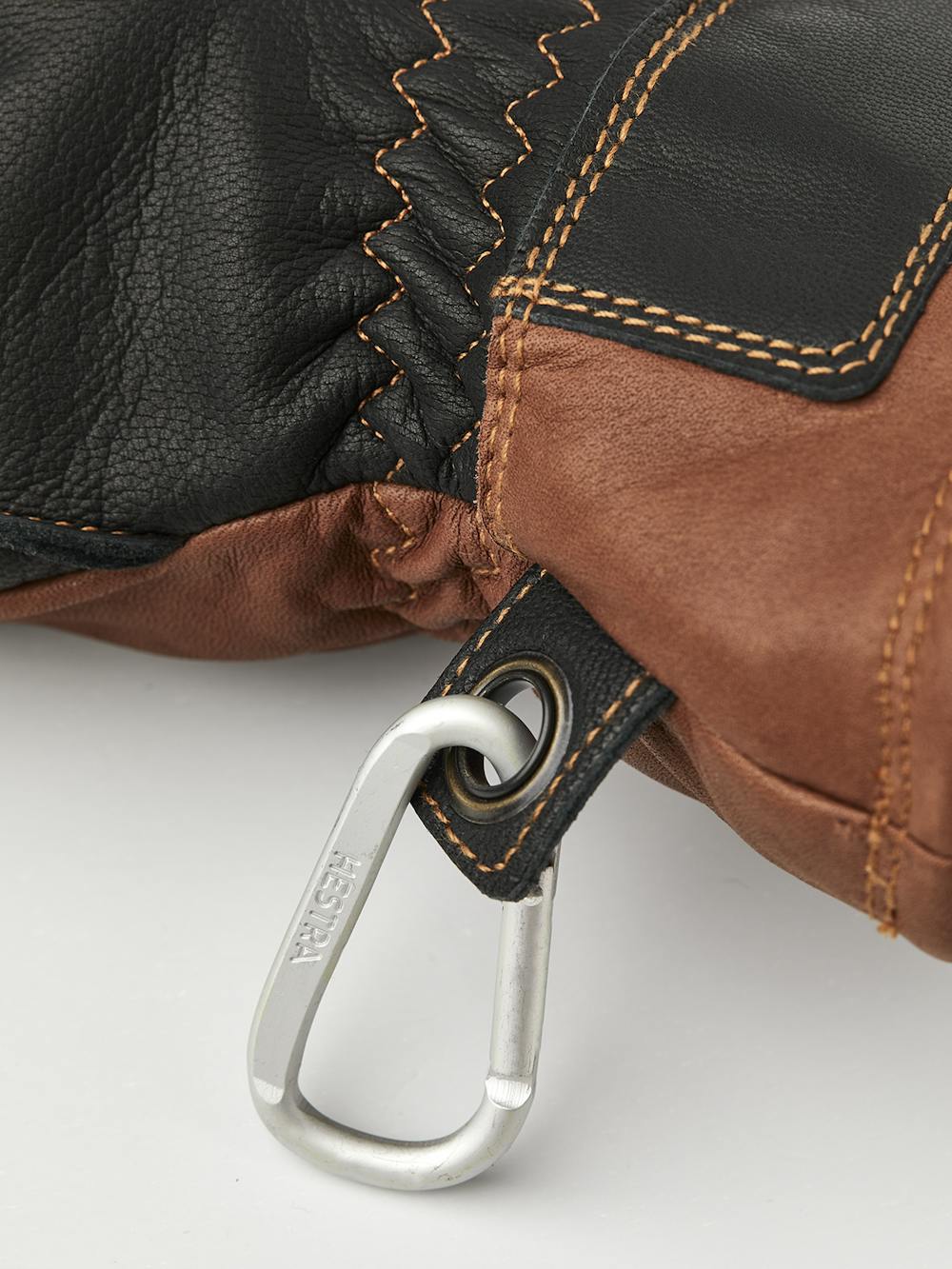 Brun friluftshandske i nötnappa med svart getskinn i innerhanden 
 (6 av 10)